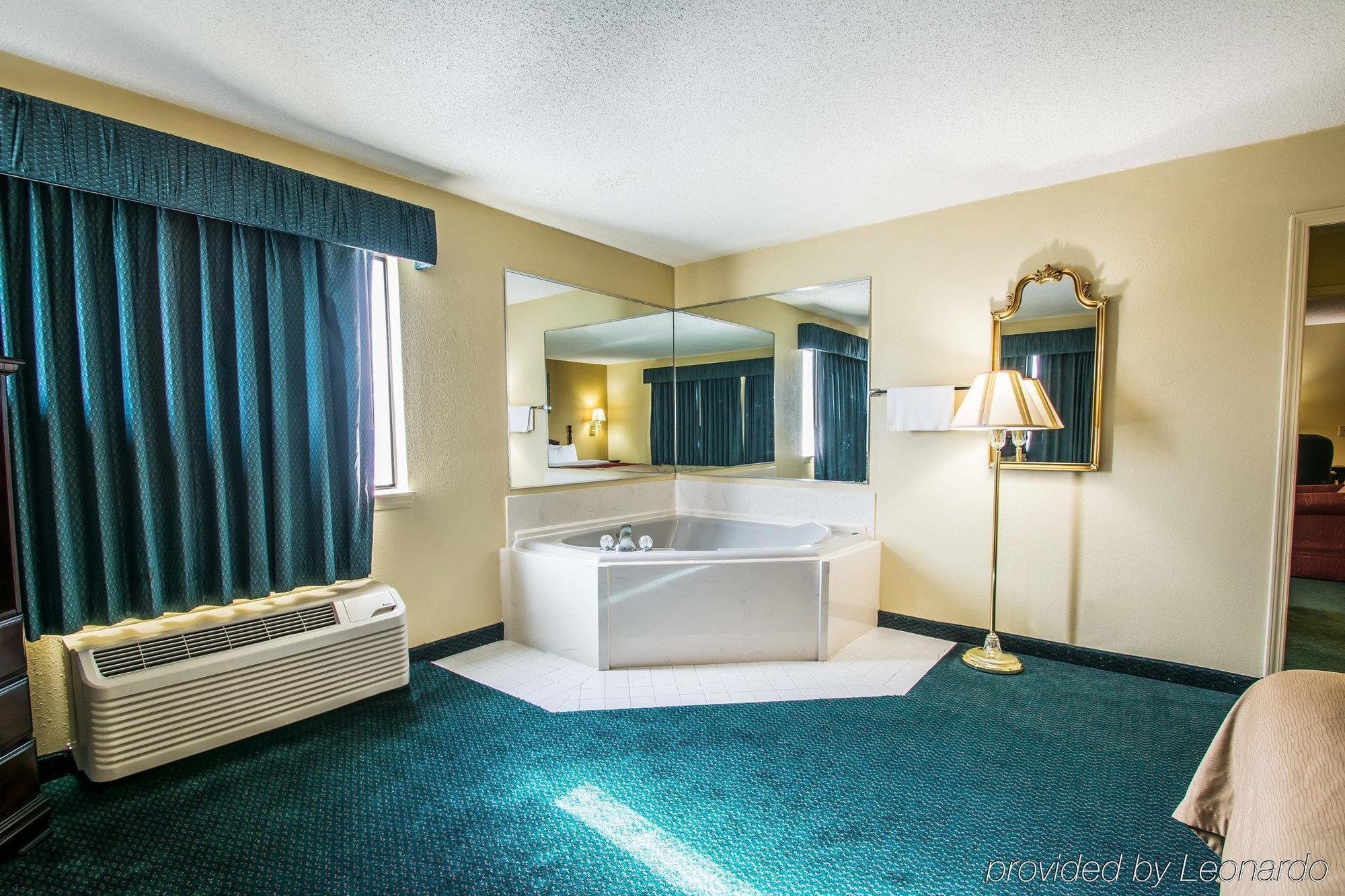 Super 8 By Wyndham Montgomery I-65 Exterior photo